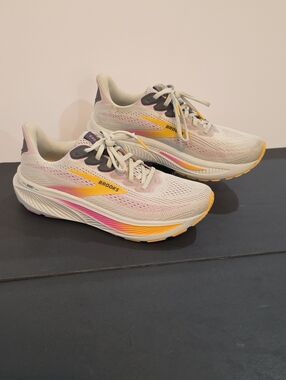 Brooks Ghost 17 Women's Shoes - Cream with Yellow & Pink Accents Size 9.5